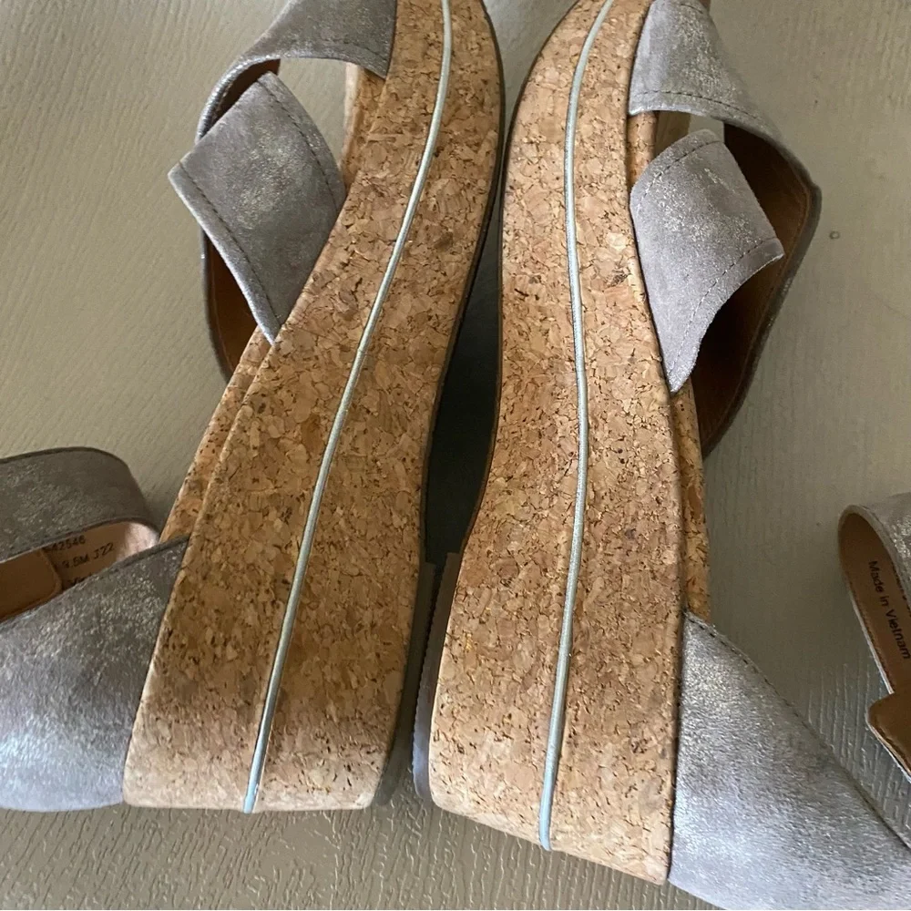 Johnston & Murphy Gigi Pewter Metallic  Suede Cross-Band Sandals 9.5m comfort